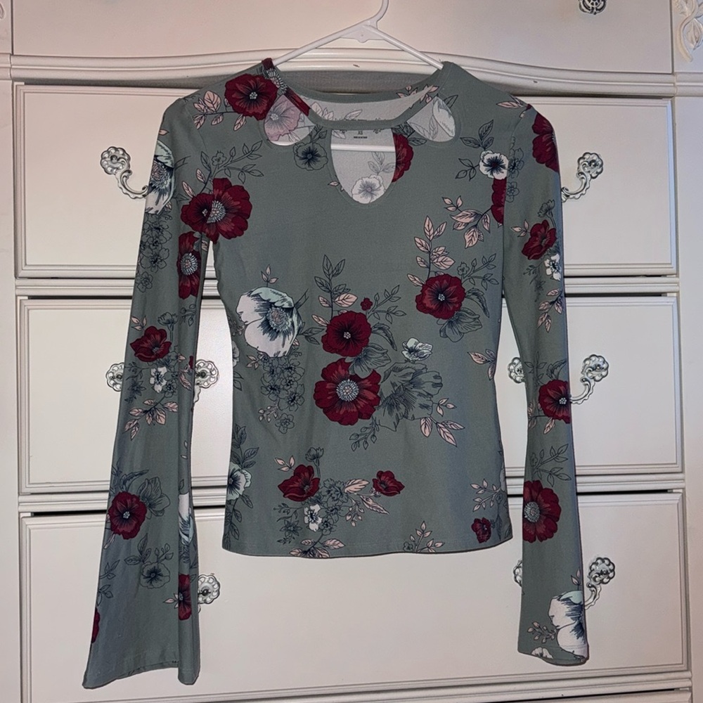 Mudd floral flare sleeve top